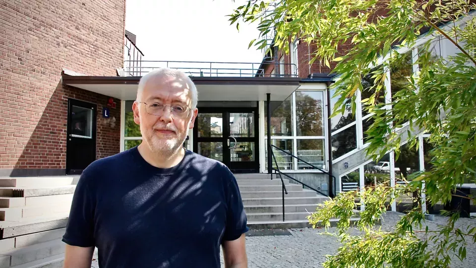 Professor Anders Mikkelsen outside the Department of Physics. Photo: Johan Joelsson.