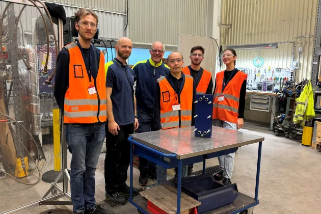 Alfa Laval employees and students in the workshop. 